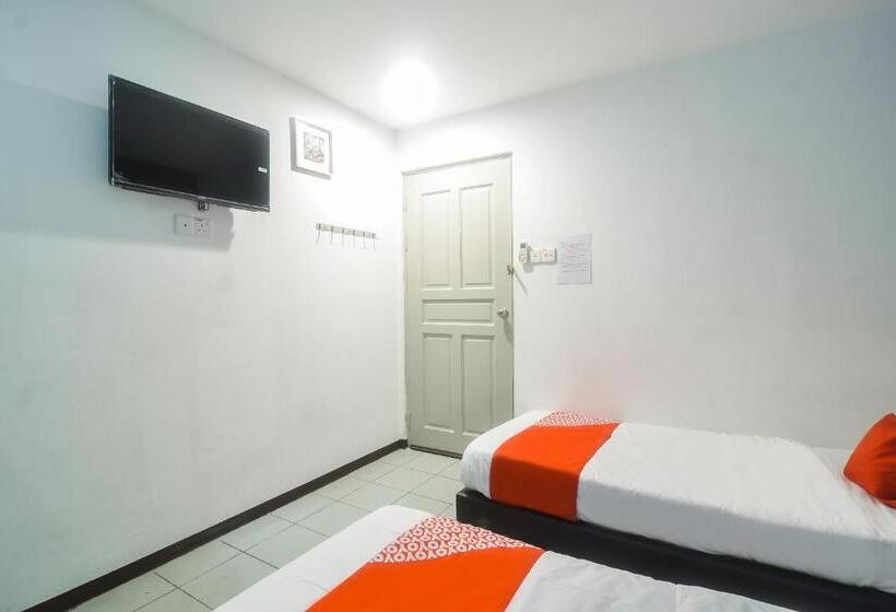 Отель Oyo 89465 Golden Lounge