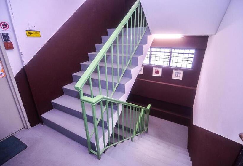 Отель Oyo 89465 Golden Lounge