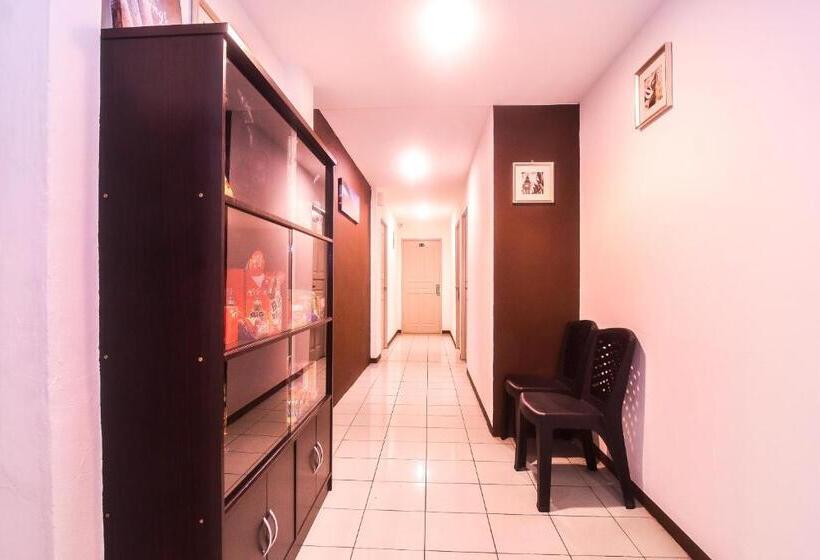 Отель Oyo 89465 Golden Lounge