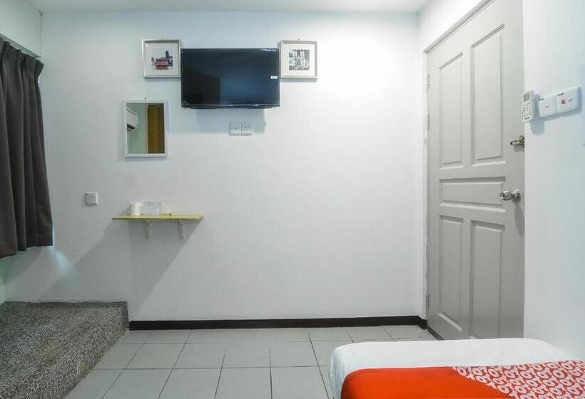 Отель Oyo 89465 Golden Lounge