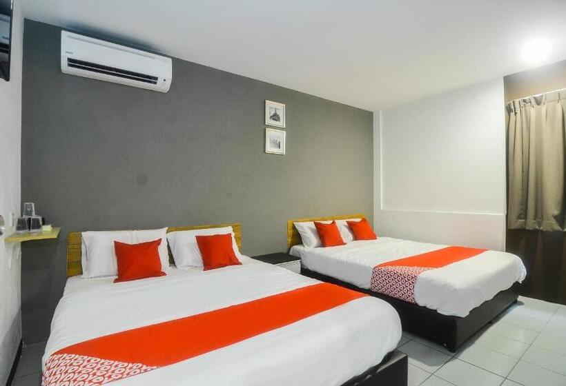 Отель Oyo 89465 Golden Lounge