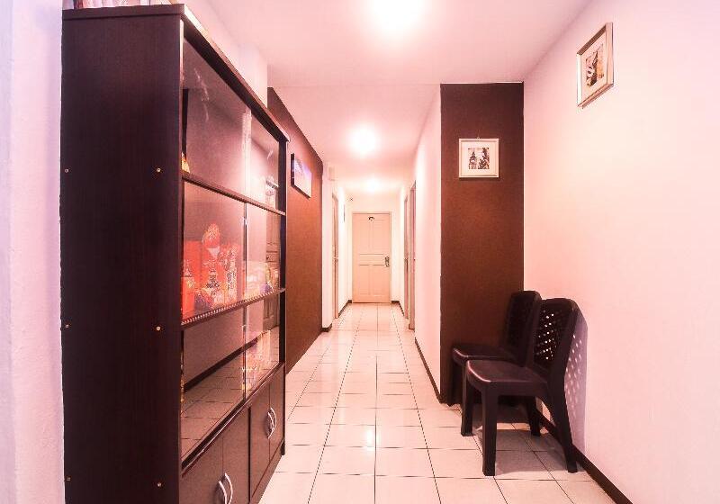 Отель Oyo 89465 Golden Lounge