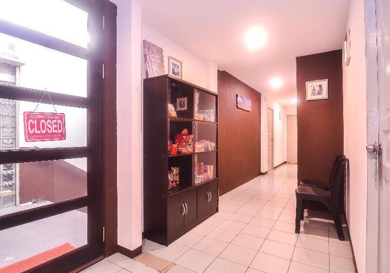 Отель Oyo 89465 Golden Lounge