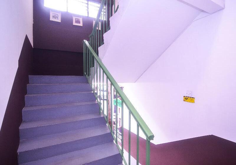 Отель Oyo 89465 Golden Lounge