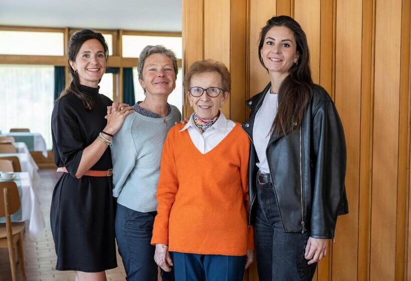 ホテル Hôtel Historique Chez Elsy   Crans Sapins