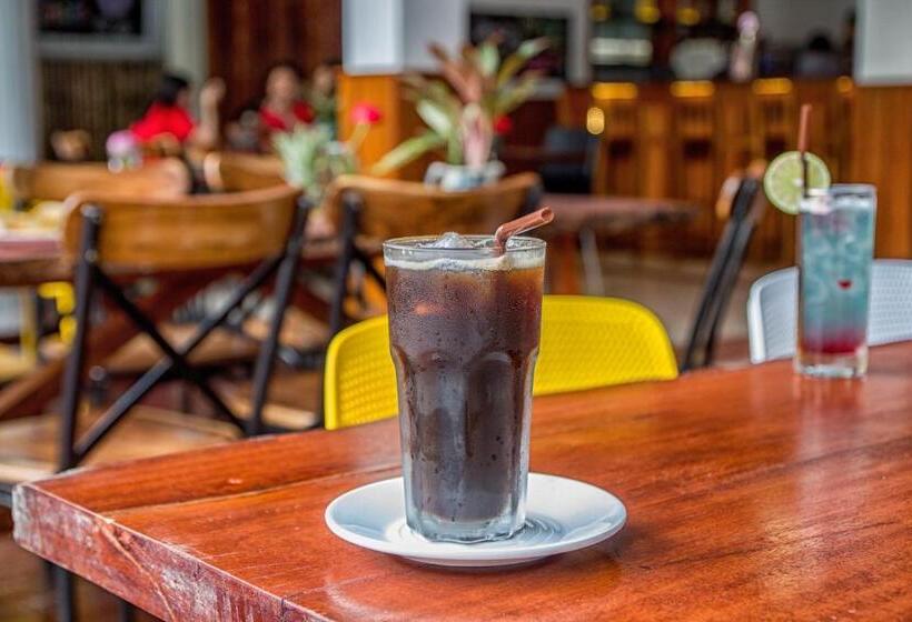 בית מלון כפרי Poolside Villa