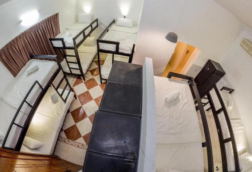 בית מלון כפרי Poolside Villa