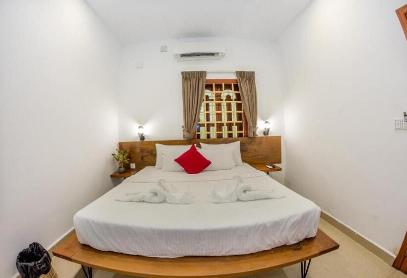 בית מלון כפרי Poolside Villa