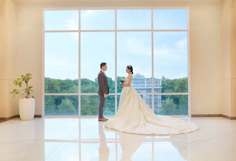 Harris Hotel & Conventions Bundaran Satelit Surabaya