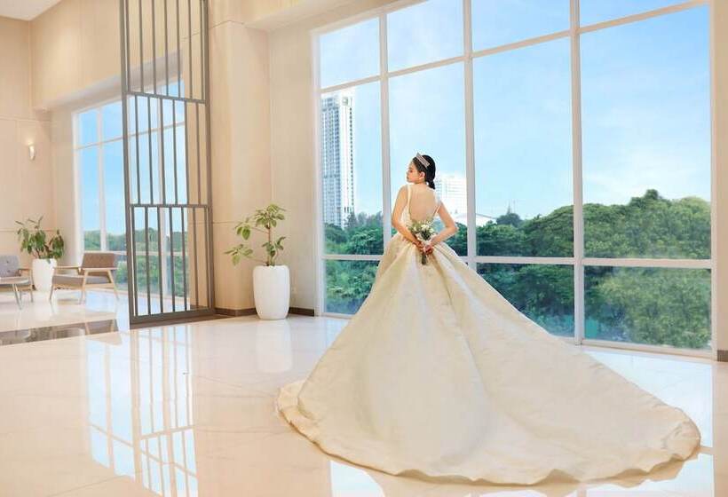 Harris Hotel & Conventions Bundaran Satelit Surabaya