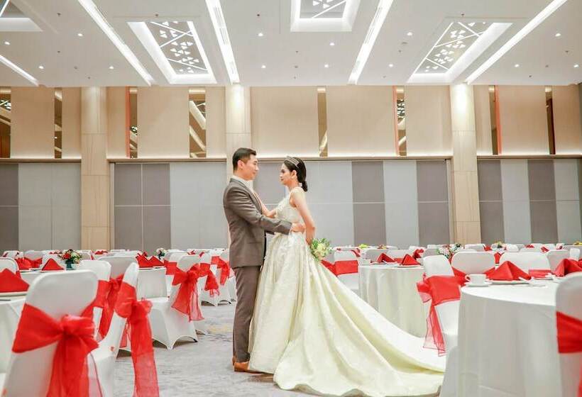 Harris Hotel & Conventions Bundaran Satelit Surabaya