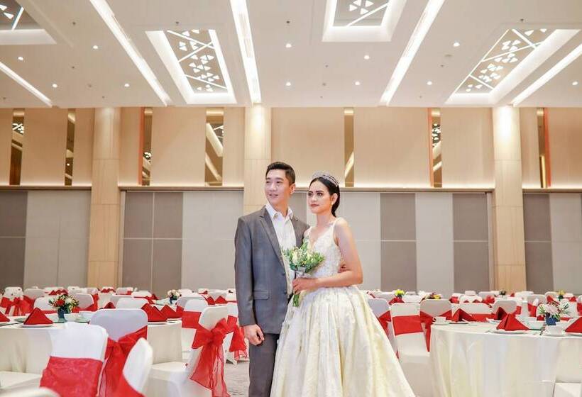 Harris Hotel & Conventions Bundaran Satelit Surabaya
