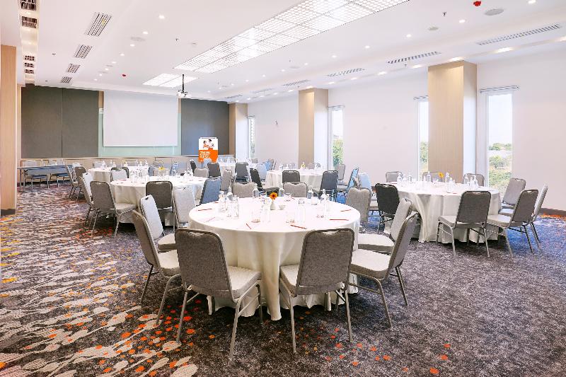 Harris Hotel & Conventions Bundaran Satelit Surabaya