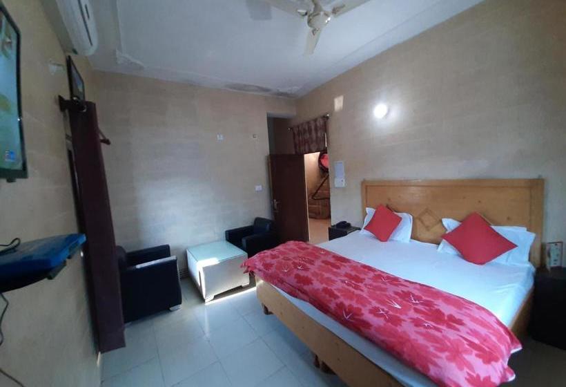 酒店 Raj Golden & Restaurant