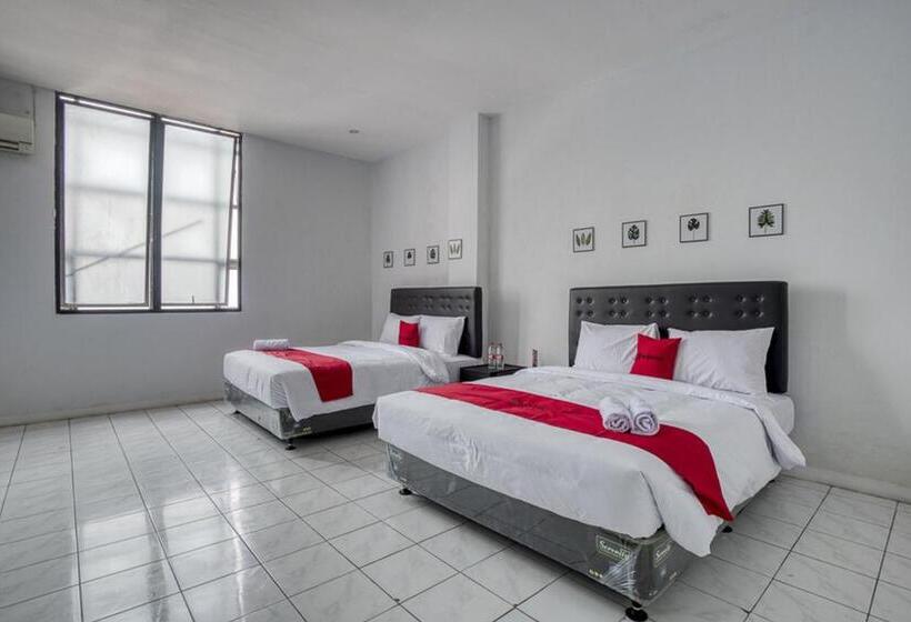Отель Reddoorz Plus Near Jakarta Kota Station