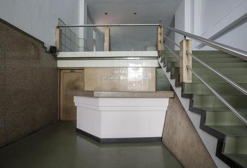 Отель Reddoorz Plus Near Jakarta Kota Station