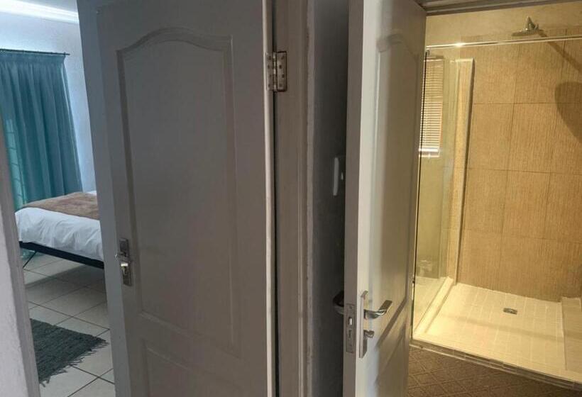 פנסיון Douglas Villas