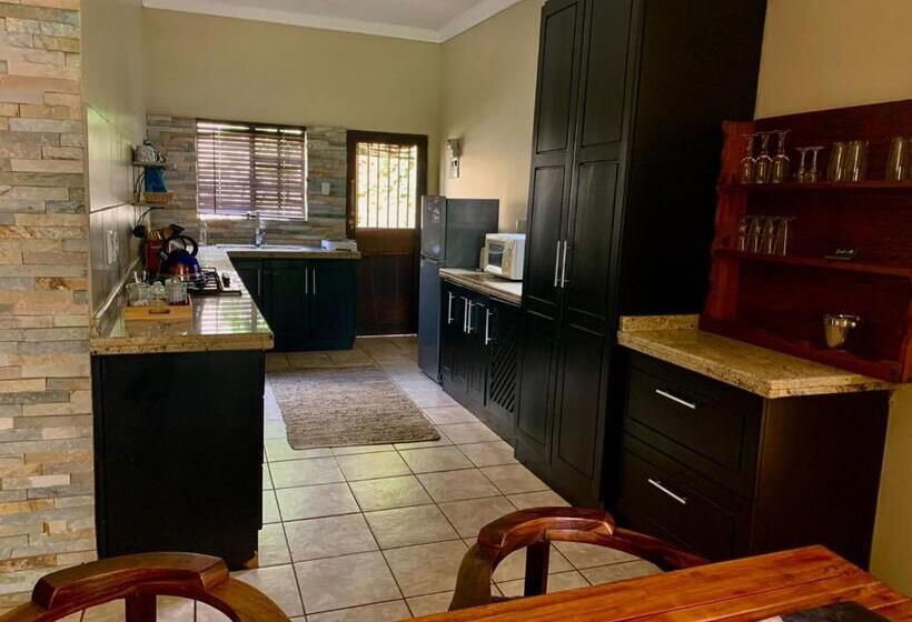 פנסיון Douglas Villas