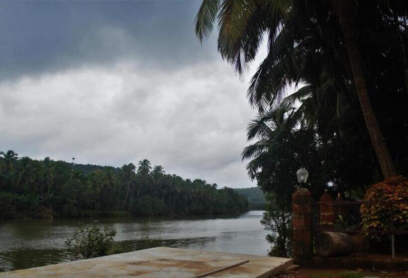 مبيت وإفطار Poonthanam Homestay