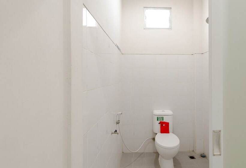 ペンション Reddoorz Plus Syariah @ Raya Nginden 2