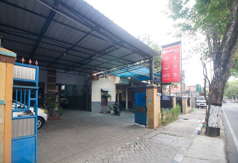 بنسيون Reddoorz Syariah Near Alun Alun Bojonegoro