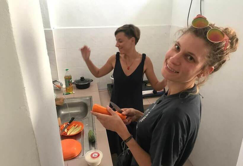 B&l Islanders Inn   Hostel