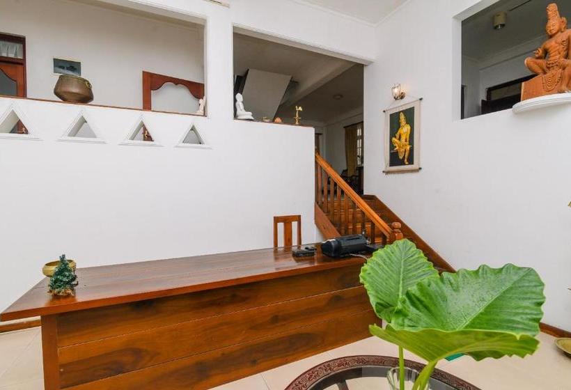 ホテル Oyo 373 Grand Kandy Villa