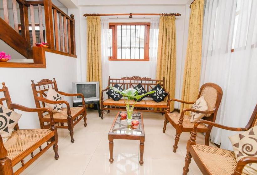 ホテル Oyo 373 Grand Kandy Villa