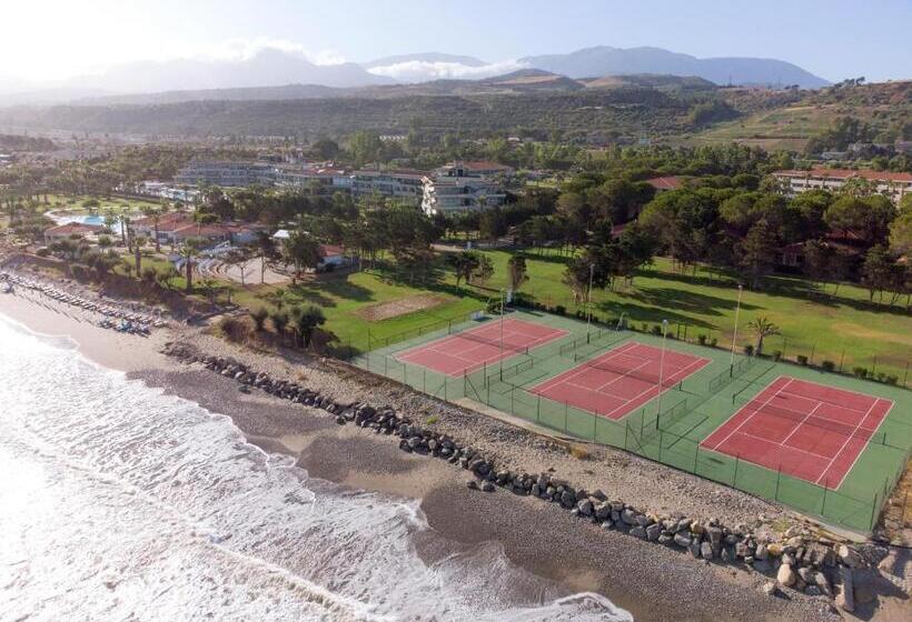 בית מלון כפרי The Signature Level at Grand Palladium Sicilia Resort & Spa