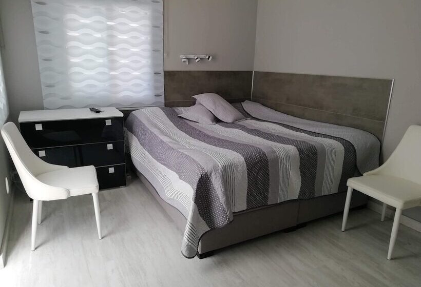 호스텔 Urban Rooms San Roque With Solarium