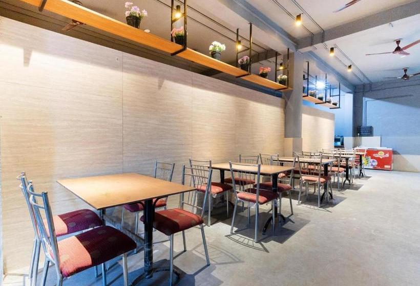 בית מלון כפרי Capital O 41866  Metro Palace