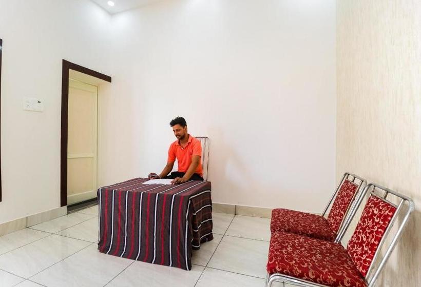 בית מלון כפרי Spot On 49555 The Royal