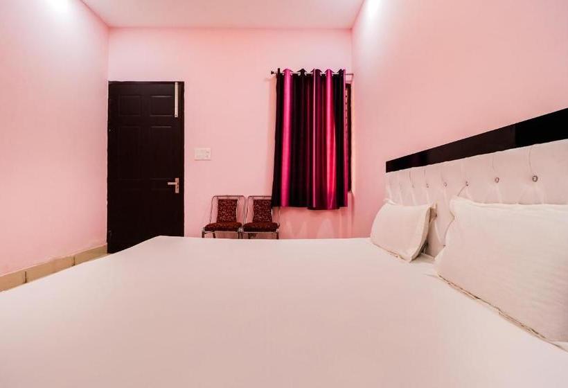 בית מלון כפרי Spot On 49555 The Royal