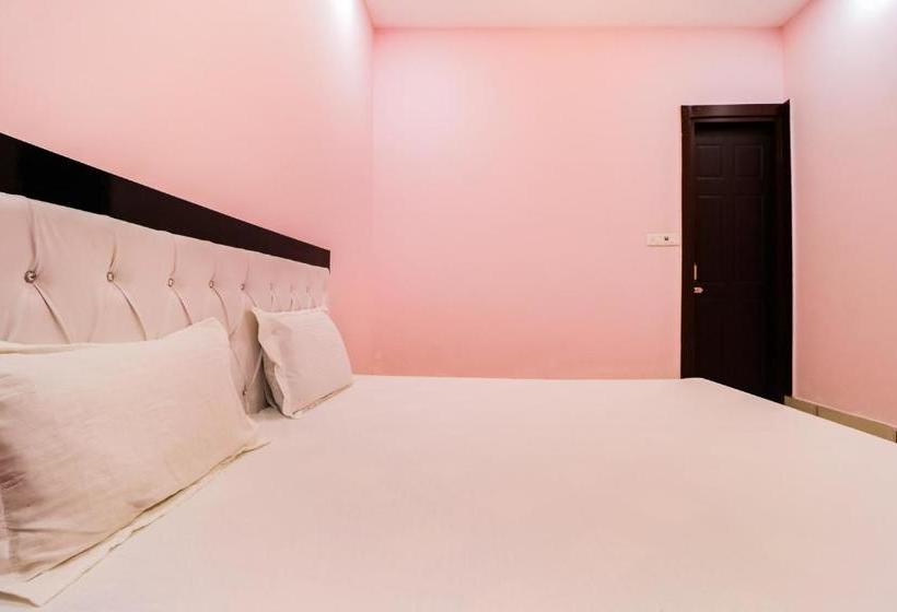 בית מלון כפרי Spot On 49555 The Royal