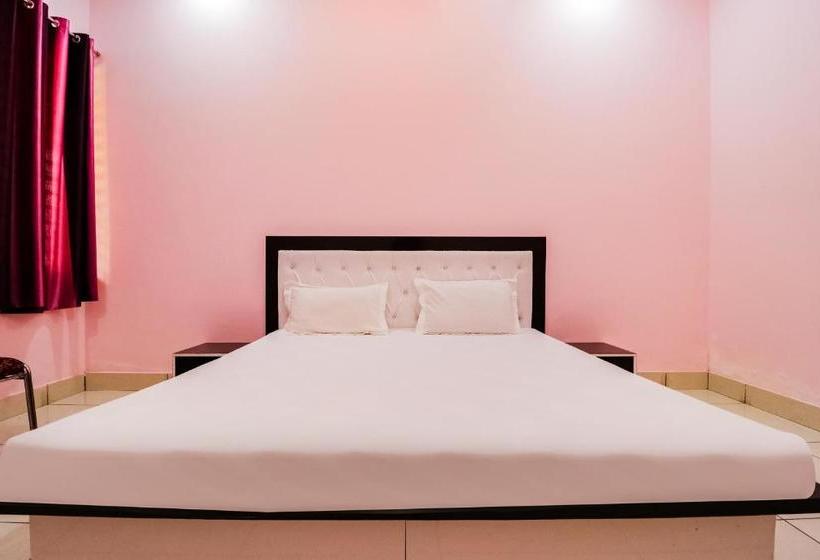 בית מלון כפרי Spot On 49555 The Royal