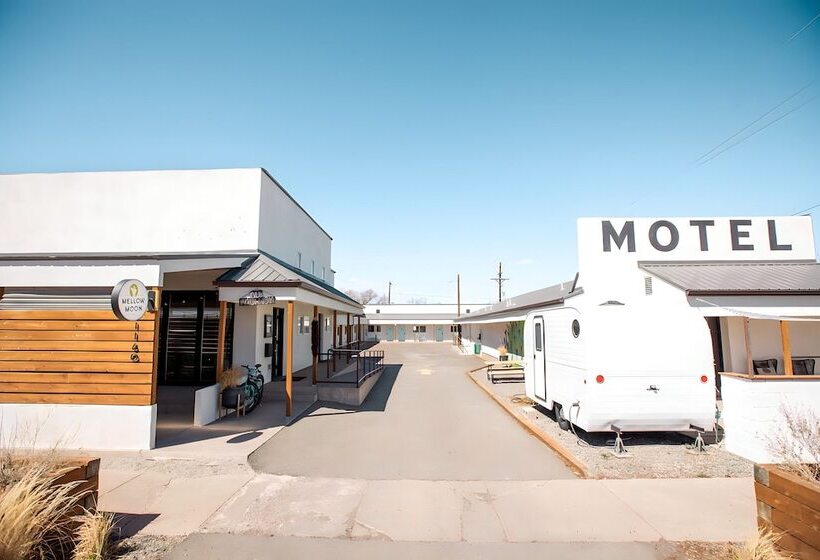 מוטל Mellow Moon Lodge