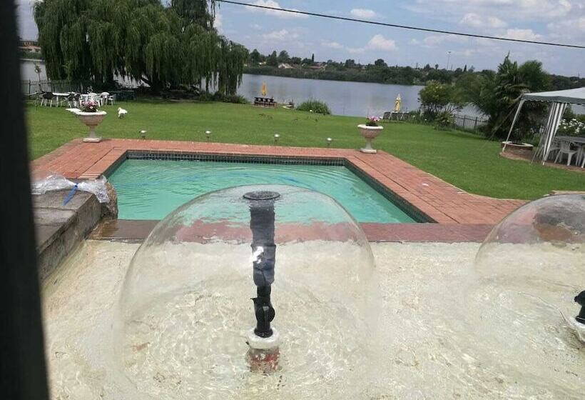 פנסיון The Lakehouse Guest House