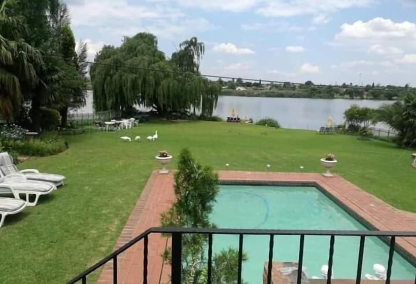 פנסיון The Lakehouse Guest House