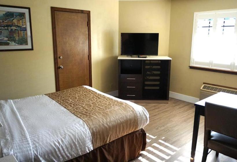 Отель Travelodge By Wyndham Concord