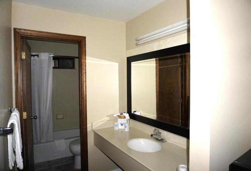 Отель Travelodge By Wyndham Concord