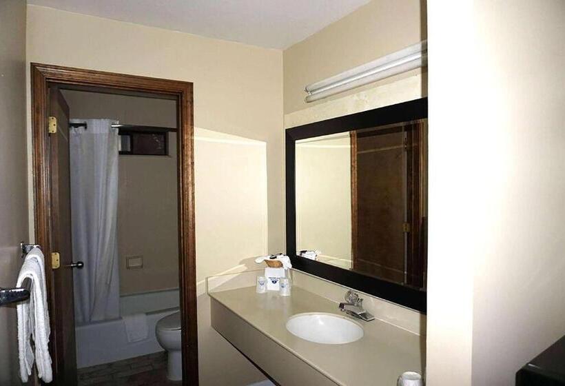 Отель Travelodge By Wyndham Concord