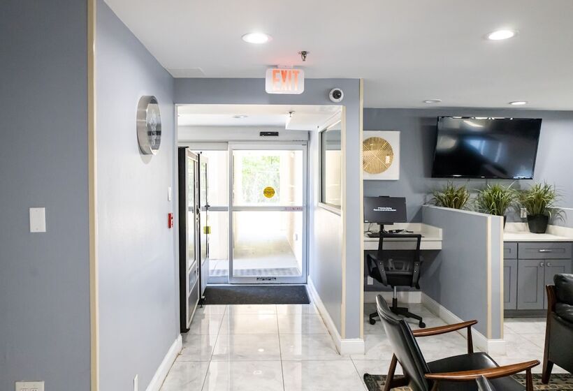 Отель Baymont By Wyndham College Park Atlanta Airport South