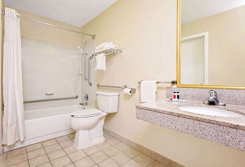 בית מלון כפרי Baymont By Wyndham Kalamazoo East