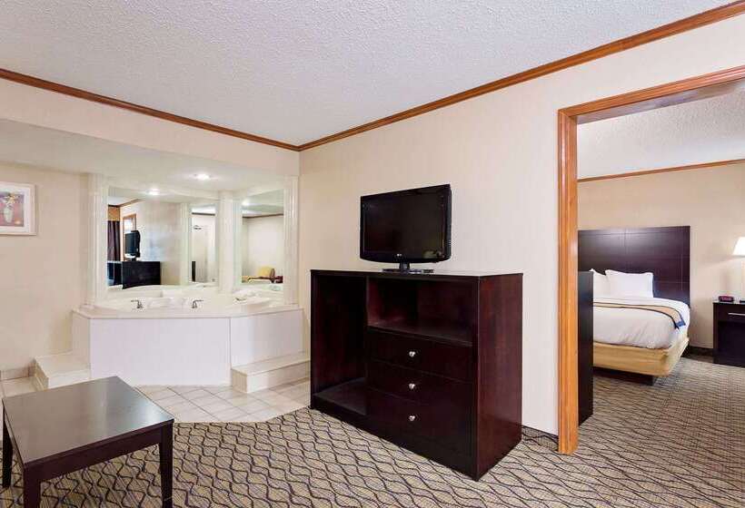 בית מלון כפרי Baymont By Wyndham Kalamazoo East