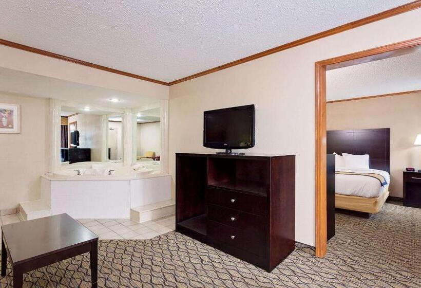 هتل Baymont By Wyndham Kalamazoo East