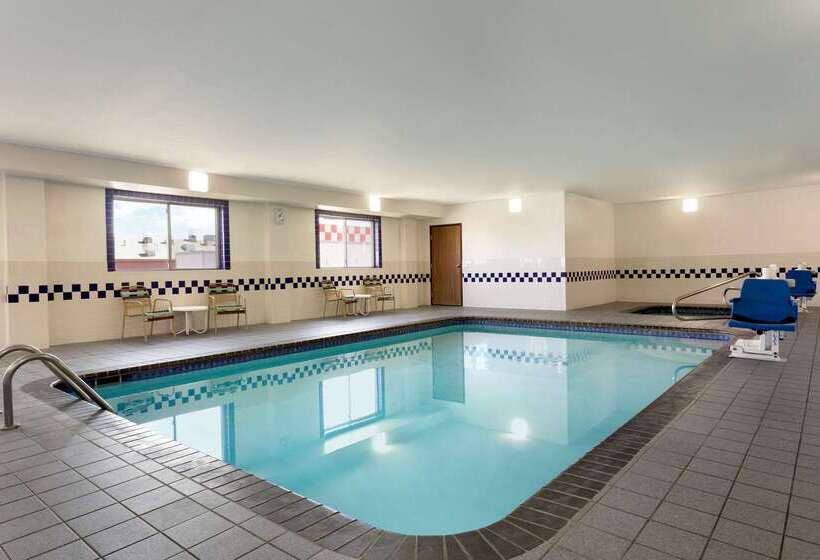 Отель Baymont By Wyndham Salina