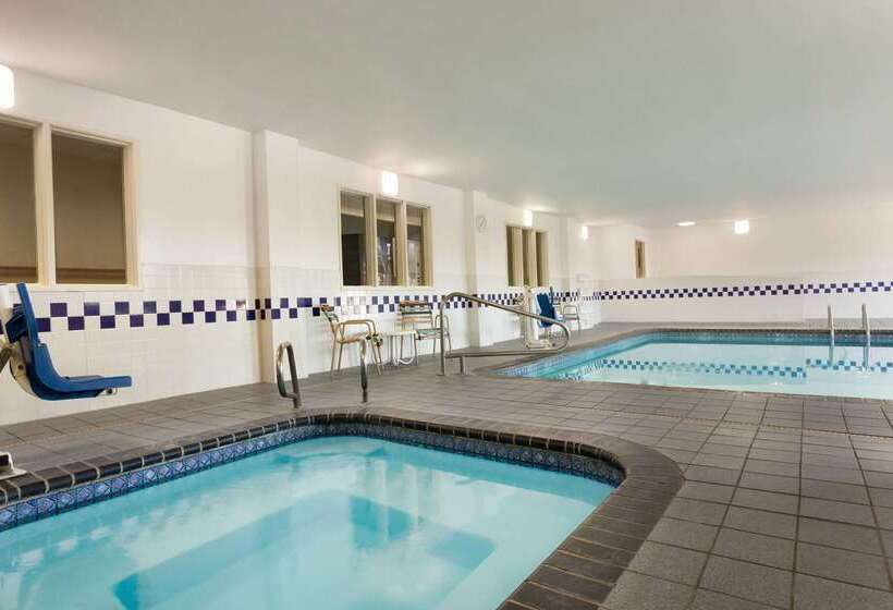 Отель Baymont By Wyndham Salina