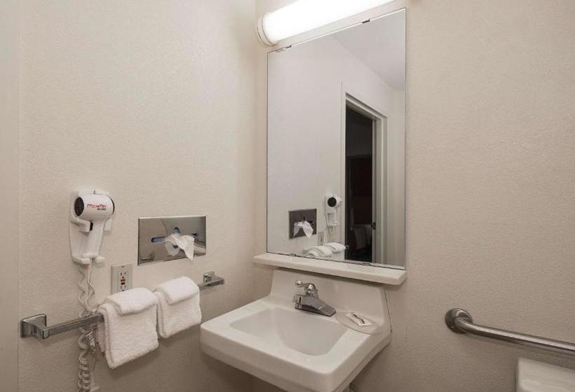 בית מלון כפרי Cedar Rapids Inn