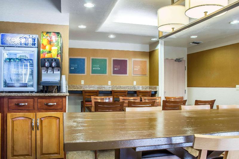 هتل Comfort Inn & Suites Near Kino Sports Complex