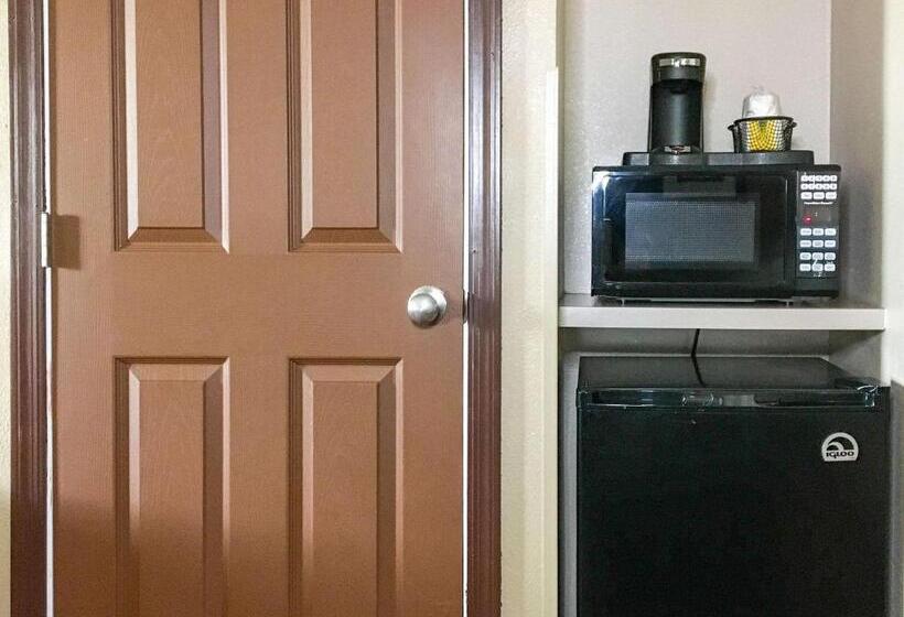 هتل Comfort Inn & Suites Near Kino Sports Complex